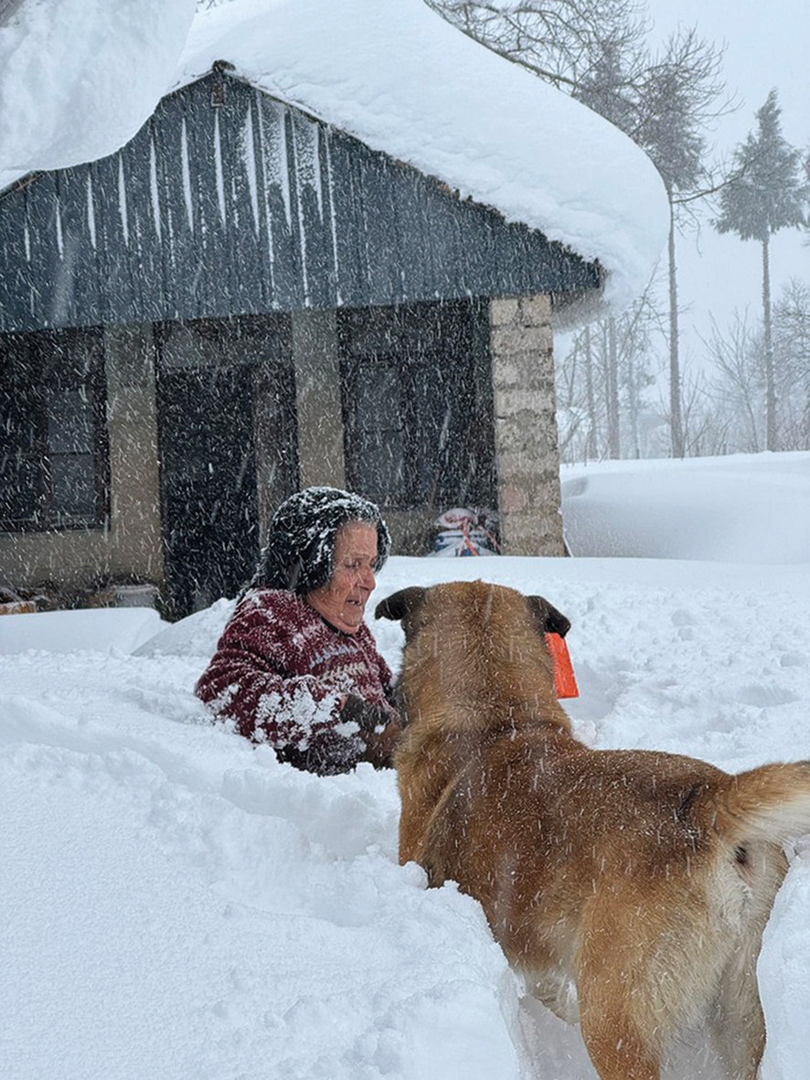 An elder resident struggles to leave her house. Photo by Tako Mikadze