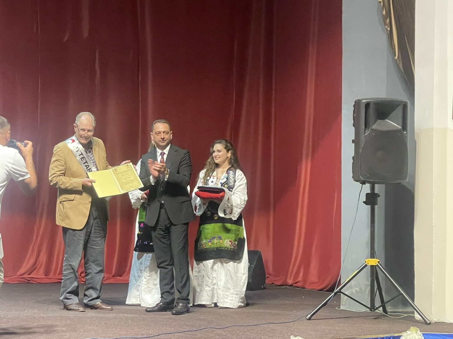 UK Journalist who Reported on Kosovo War Declared ‘Honorary Citizen’ in Skenderaj