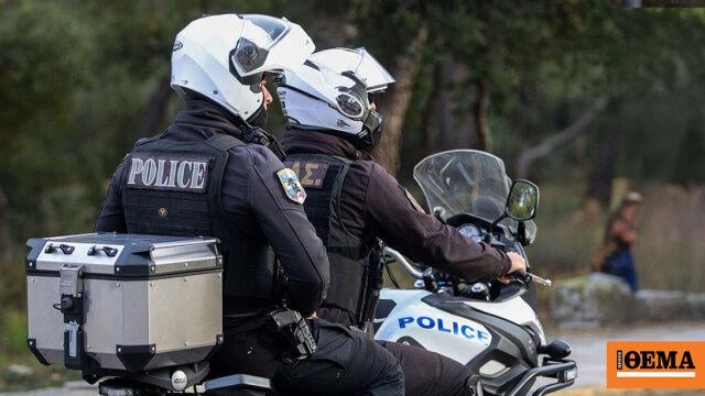 Two minors who pulled a chain of 14 -year -old's throat were arrested in the Acropolis