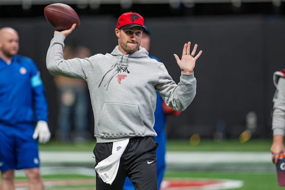 Kirk Cousins (middle) warms up prior to an Atlanta Falcons home game during the 2024 season© Dale Zanine-Imagn Images