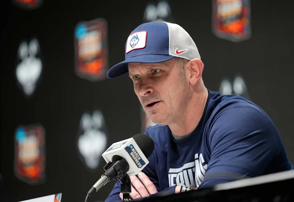 Connecticut Huskies head coach Dan Hurley.© Michael Chow&sol;The Republic &sol; USA TODAY NETWORK