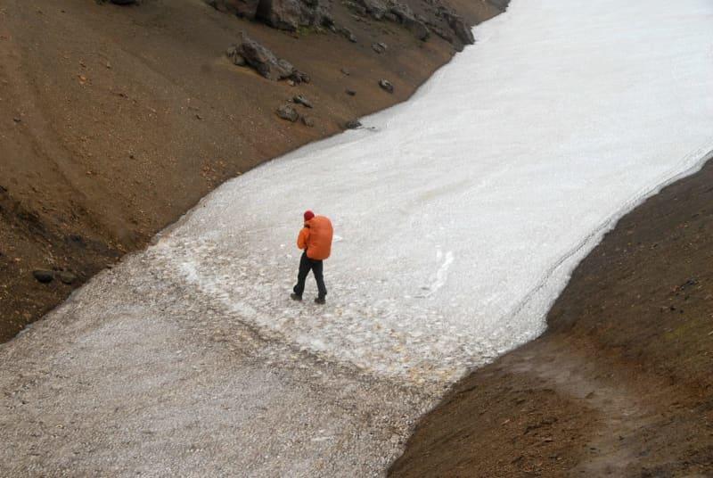 Shortly before Hrafntinnusker, the highest hut on the trail, you have to cross one of many snowfields. Finn Huwald/dpa-tmn