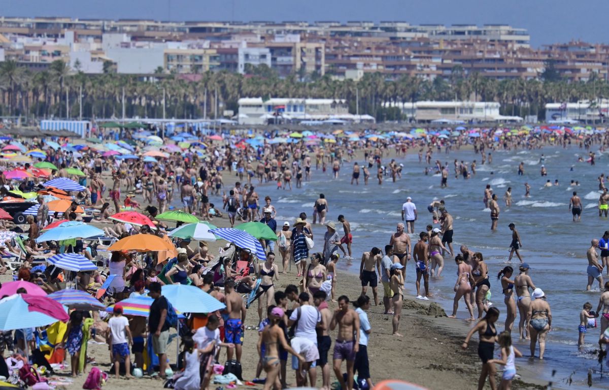 beach in Valencia with lots of people