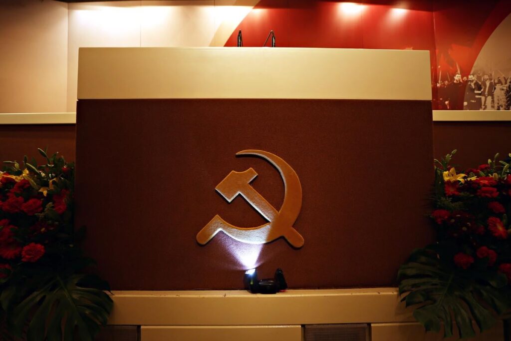 KKE: The Prime Minister does as if he does not know what is happening in his party