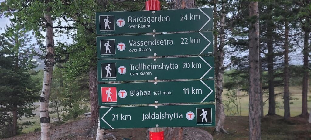 Spring Hiking in Trollheimen - Gjevilvasshytta two Vassendsetra