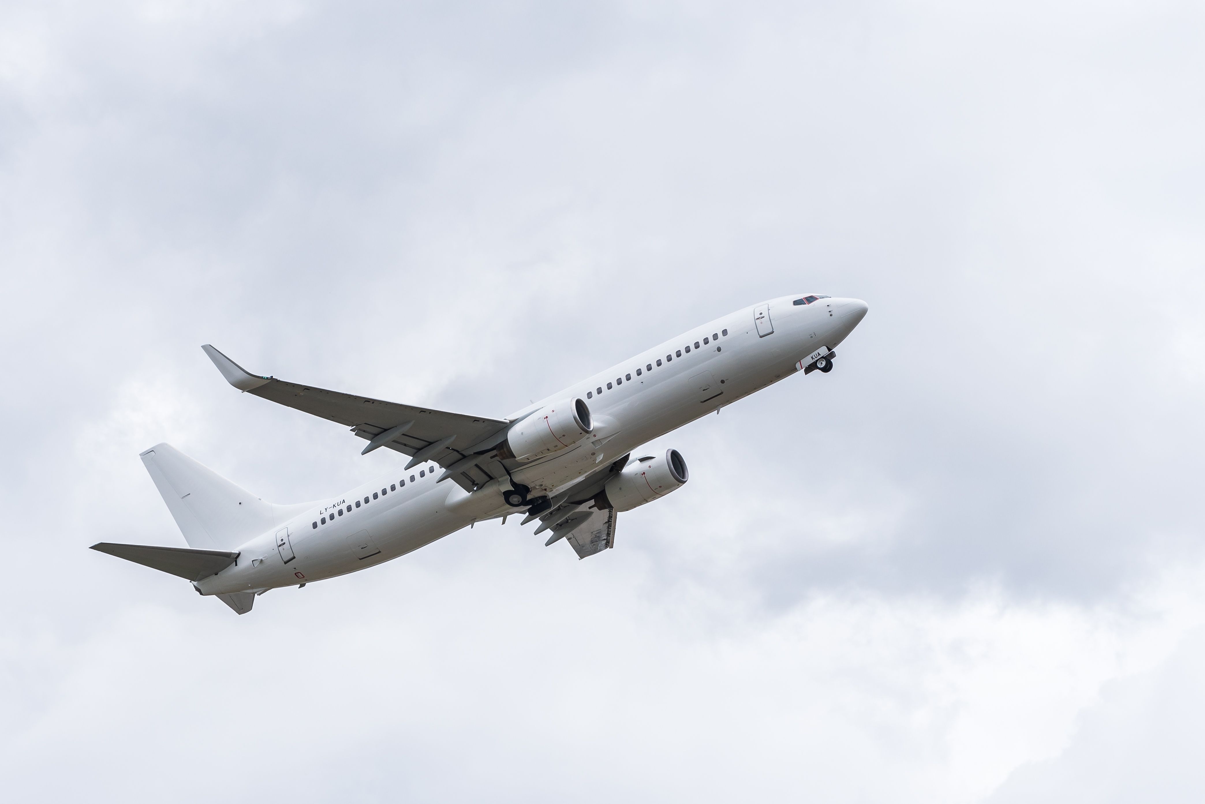 GetJet Airlines Boeing 737-800 departing RIX shutterstock_2341131969