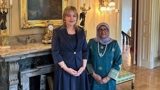 Bilde av to kvinnelige ambassadører stående inne