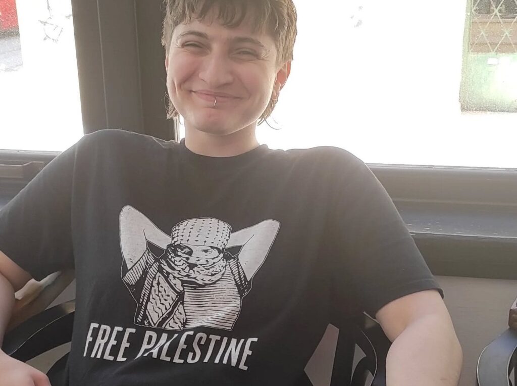 Crete: Israeli tourists asked a waitress to change blouse, but she refused! – “Ideologies do not change with the money!” Crete: Israeli tourists asked a waitress to change blouse, but she refused! - "Ideologies do not change with the money!"