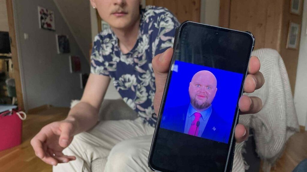 Norwegian man denied US entry after meme of bald JD Vance found on phone The officers pressured him to unlock his phone and threatened him with a fine of $5,000 if he refused.