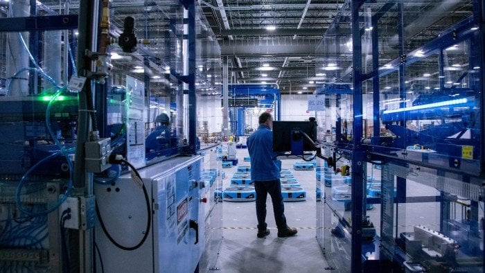 Working with robots often carries mental strain, studies find - People can feel that their work has less meaning and keeping pace with machines is often stressful