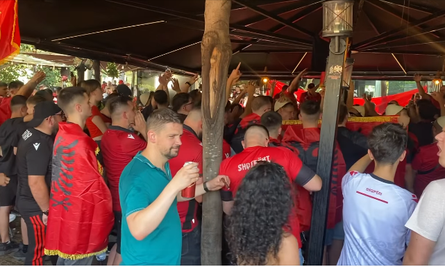 “Get up, Adam!” – “Mora Fhalha” conquers the hearts of Albanian fans, they sing for Kosovo before Serbia "Get up, Adam!" - "Mora Fhalha" conquers the hearts of Albanian fans, they sing for Kosovo before Serbia