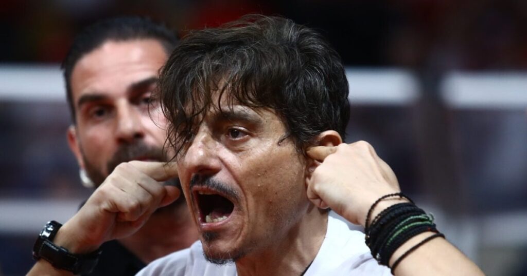 Dimitris Giannakopoulos: His episodic presence at the SEF - The gesture and tension with the police