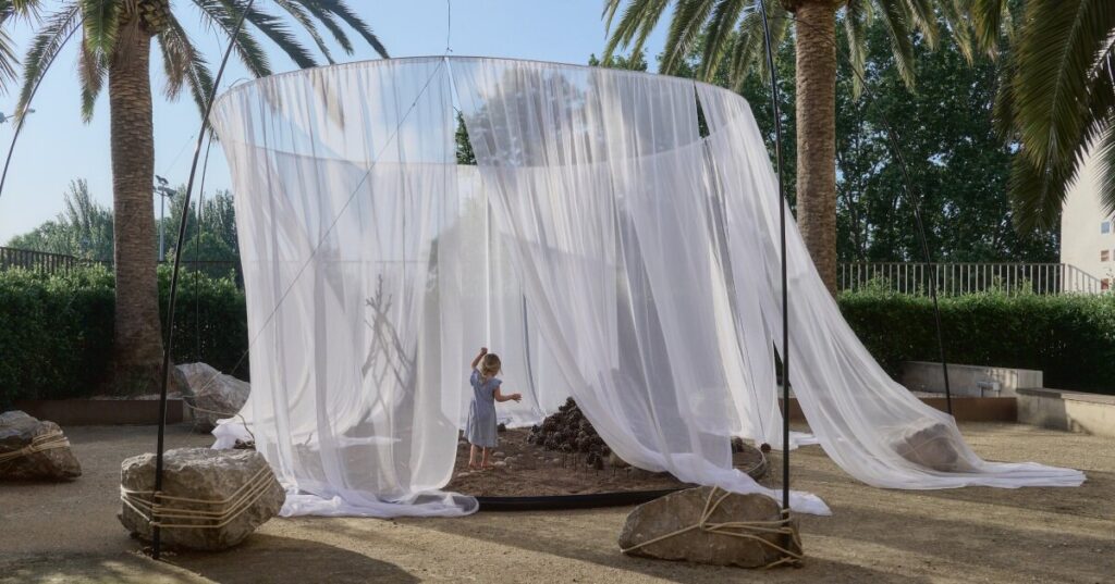 drapes encircle nami nami's concéntrico installation in spain