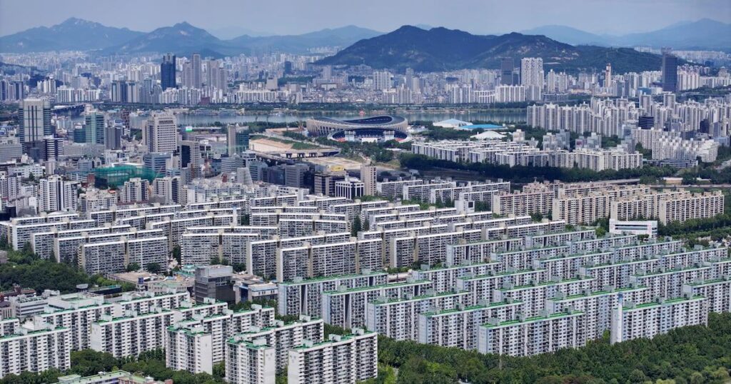 Seoul apartment prices soar while regional markets keep declining