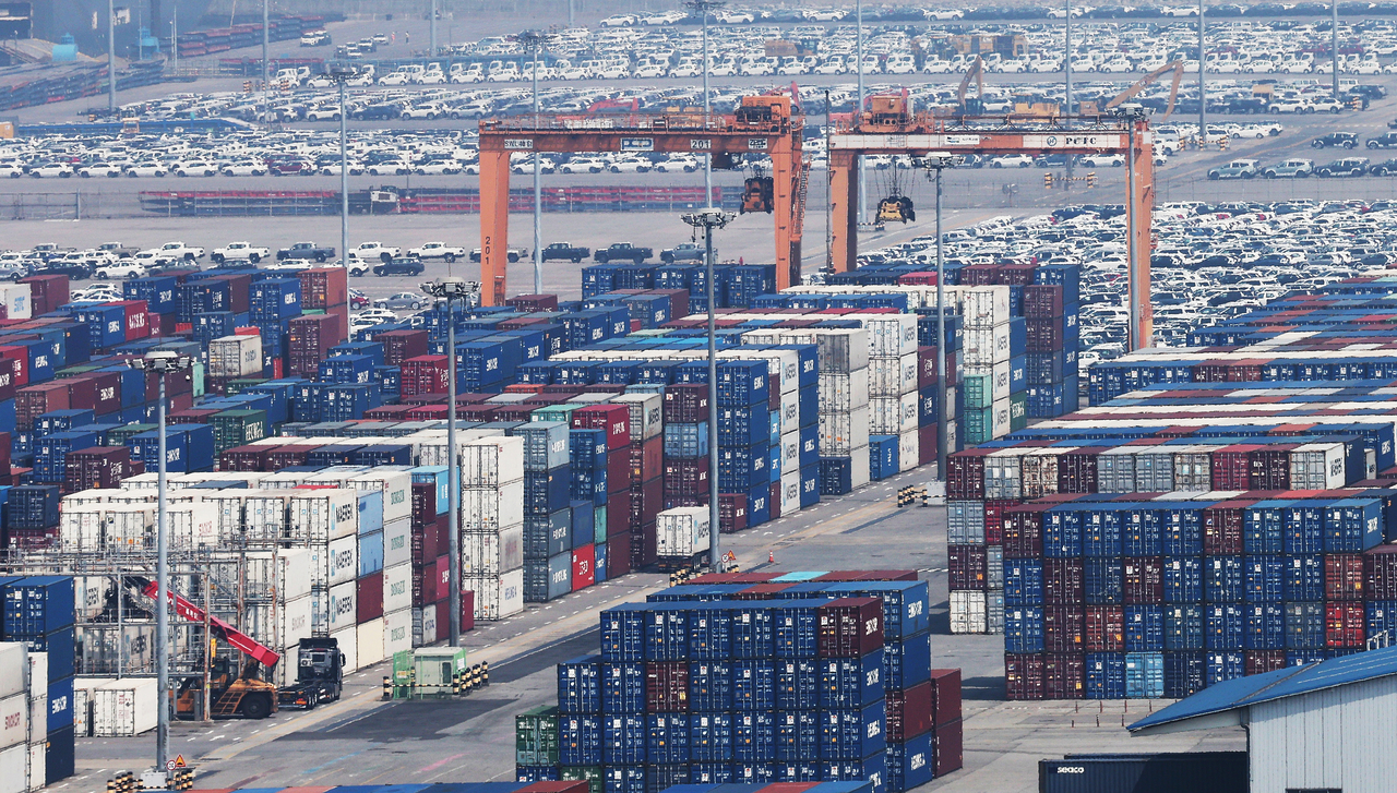 Containers stacked at Pyeongtaek Port in Gyeonggi Province on June 1. (Yonhap)