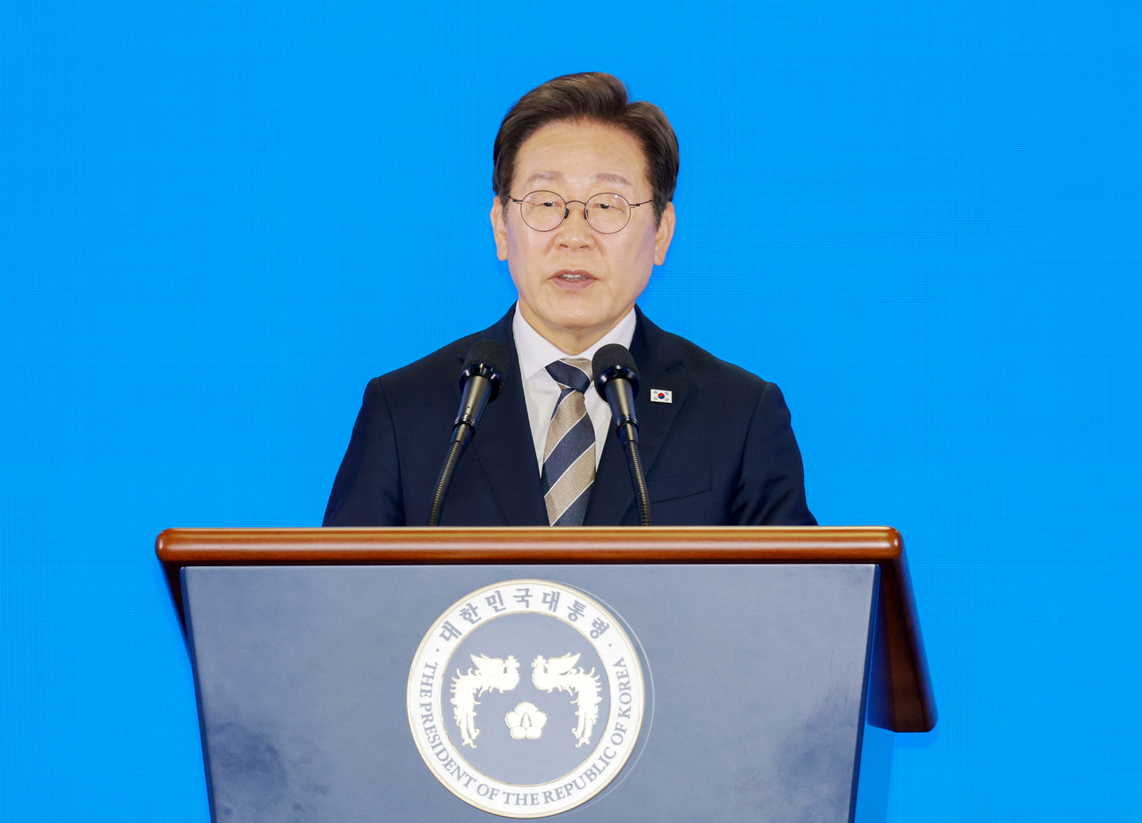 President Lee Jae Myung delivers a speech at an event to celebrate the launch of a large-scale data center dedicated to artificial intelligence in Ulsan on Friday. (Pool photo via Yonhap)