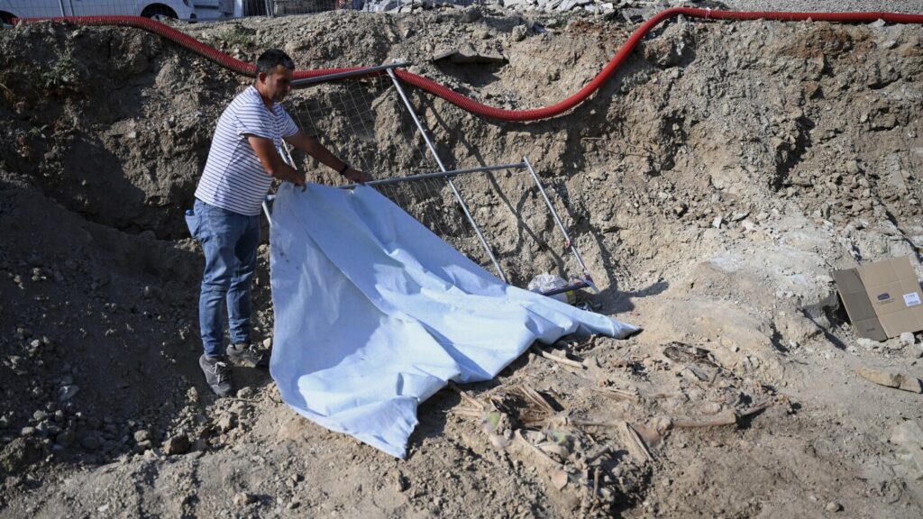 14 unmarked graves from Greece’s civil war era found in Thessaloniki 14 unmarked graves from Greece’s civil war era found in Thessaloniki