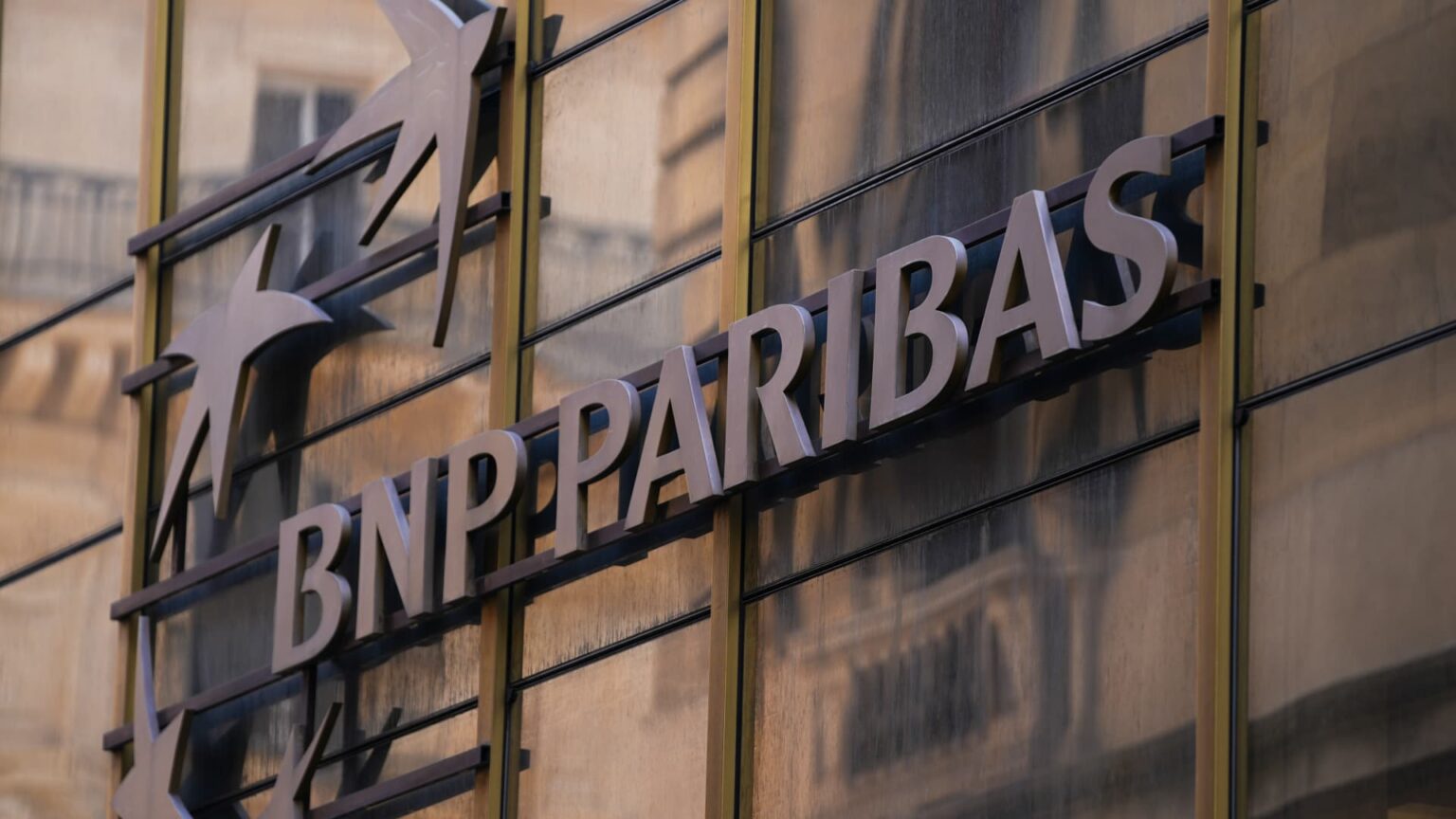 Top Europe banks warn of euro strength, ‘wait-and-see’ market amid U.S. tariffs Top Europe banks warn of euro strength, 'wait-and-see' market amid U.S. tariffs