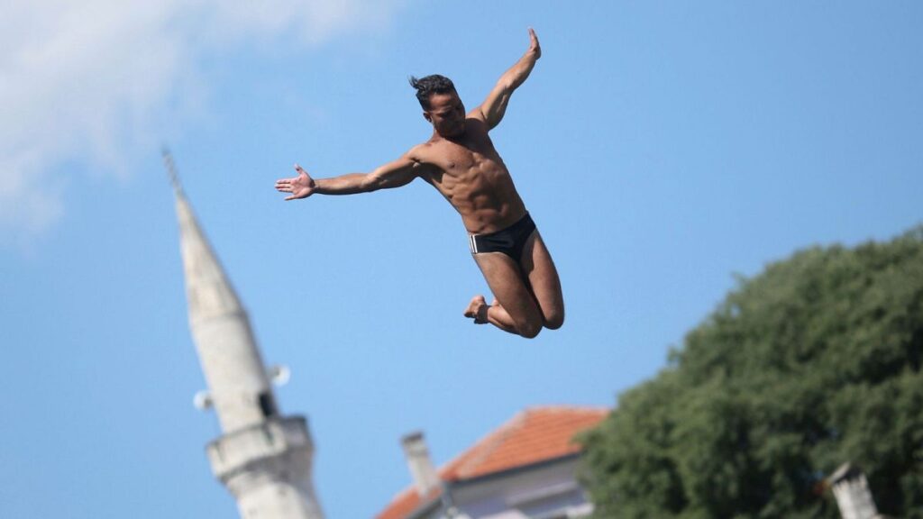 Video. Old bridge in Mostar hosts 459th annual jump Video. Old bridge in Mostar hosts 459th annual jump