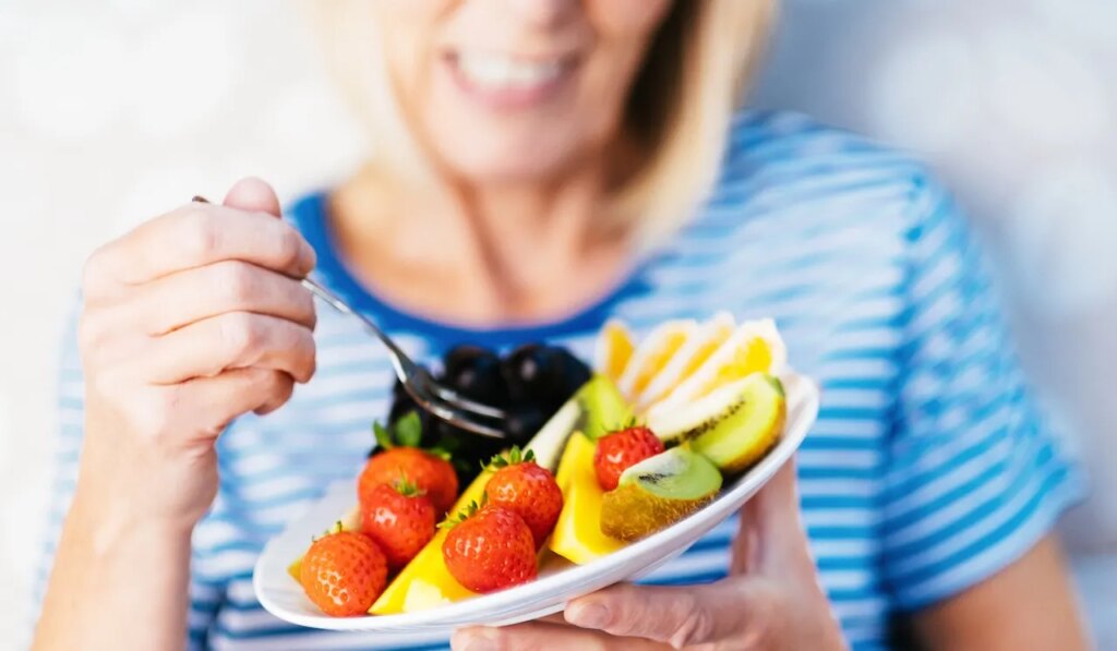 Doctor says 2 kiwis a day can help improve gut health and fight disease