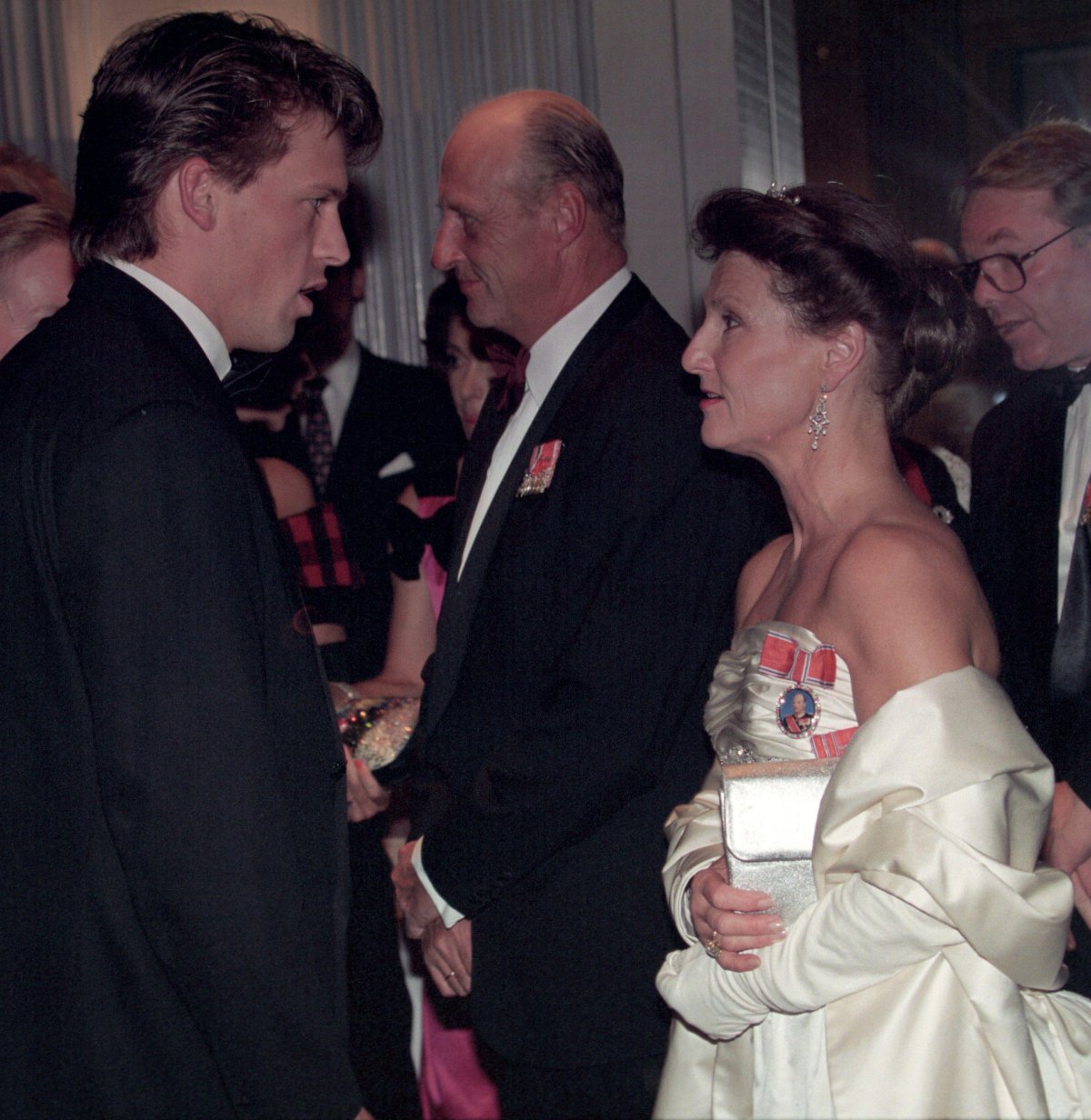 The Queen of Norway speaks with skater Johann Olav Koss during a dinner at the Waldorf Astoria Hotel in New York, October 1995 (Terje Bendiksby/NTB/Alamy)