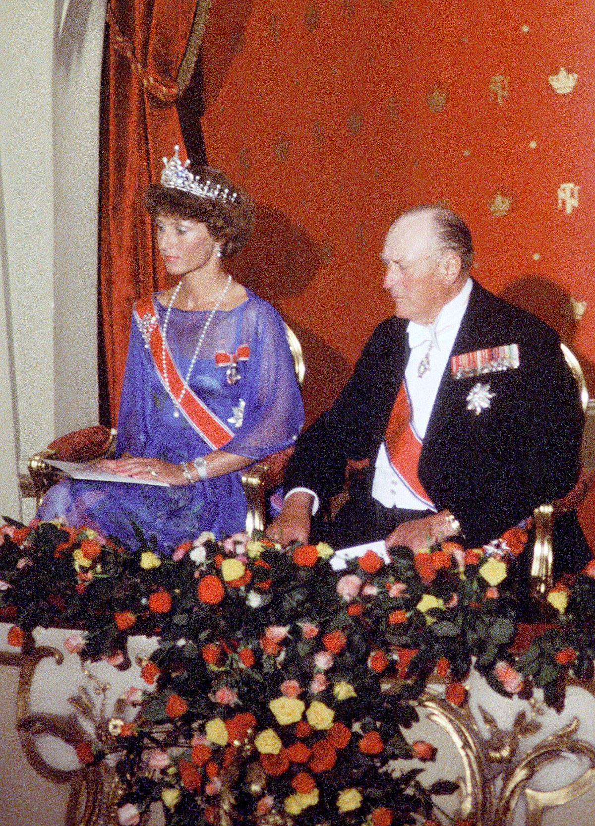 Crown Princess Sonja and King Olav V of Norway attend a gala performance at the National Theater in Oslo during his 75th birthday celebrations on July 1, 1978 (Bjørn Sigurdsøn/NTB/Alamy)