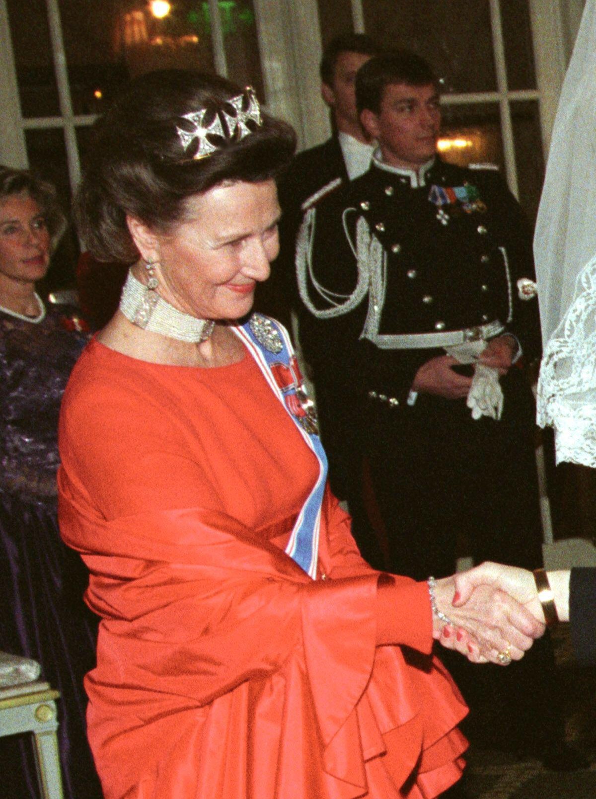 The Queen of Norway attends a gala dinner during the President of Iceland's official visit to Oslo on February 13, 1997 (Morten Holm/NTB/Alamy)