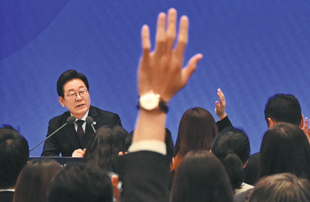 Lee pledges 'bold' fiscal policy to boost economy