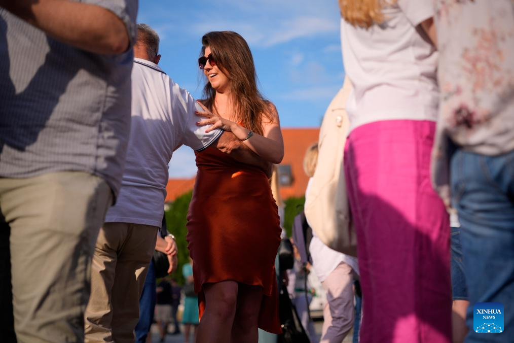 People dance to live jazz music in Old Town of Warsaw, Poland-Xinhua