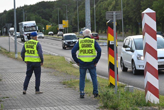 At the random border, heads were put on vests with the inscription Police and illegally inspected passing cars. PiS politicians and right accounts now defend them that they did not impersonate policemen, but they are from a city called Police.