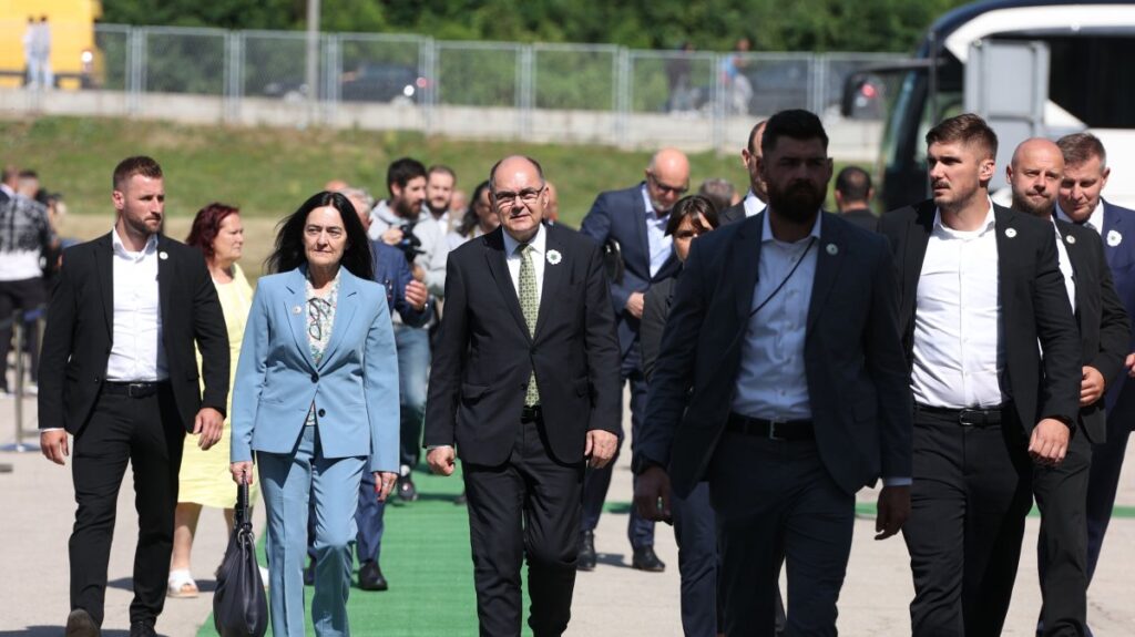 Bosnia's peace envoy unblocks budget with debt ruling, Serbs cry foul
