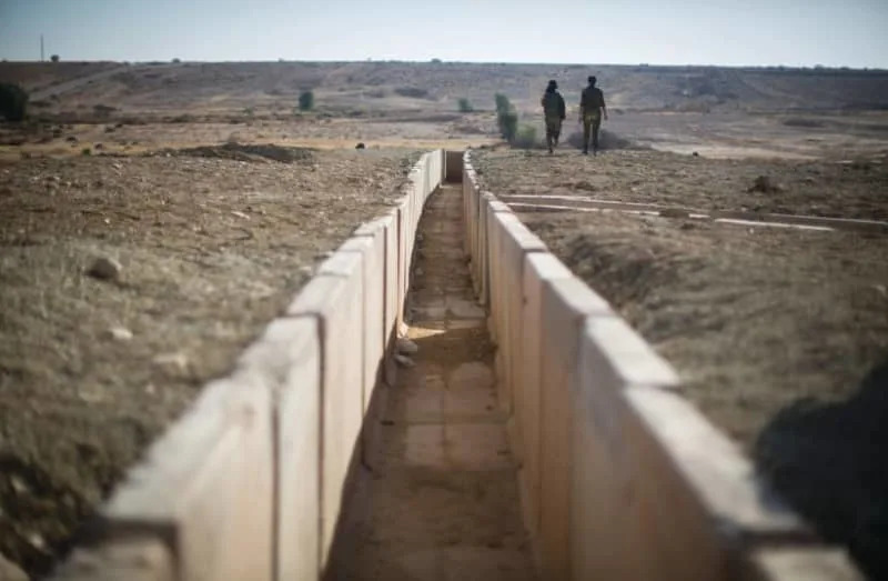 Female IDF soldiers are seen training. (credit: FLASH90)