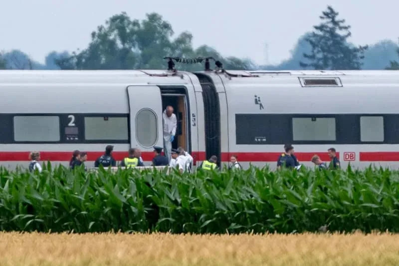 Police and forensic investigators examine an ICE high-speed train operated by Deutsche Bahn after a man attacked several passengers in Lower Bavaria. The suspect, who used dangerous objects during the assault, has been arrested. Armin Weigel/dpa