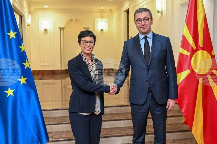 North Macedonia's PM Confers with EU Commissioner for Enlargement in Skopje