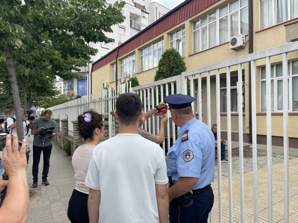 "Without justice, there is no peace", symbolic action in front of the Kosovo Police for the death of Agon Zejnullah