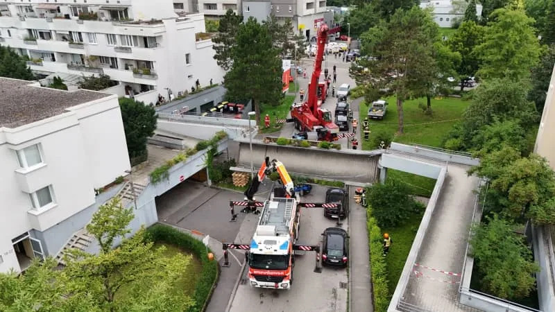 Emergency services work at the scene where a pedestrian bridge collapsed onto a truck in Linz. Werner Kerschbaummayr/APA/TEAM FOTOKERSCHI/dpa
