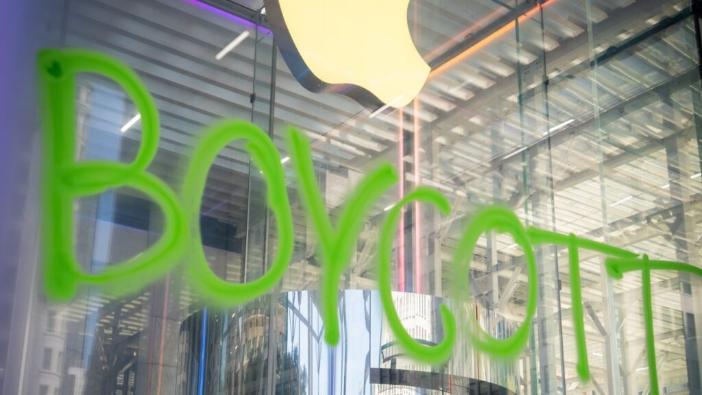 Man graffitis Fifth Avenue Apple Store in environment protest