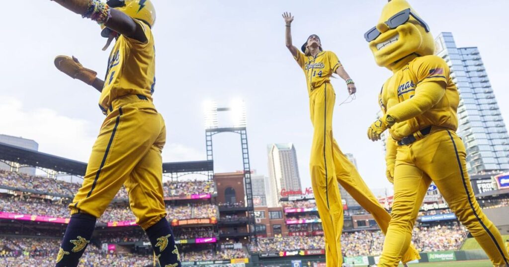 Savannah Bananas knock St. Louis entertainment out of park