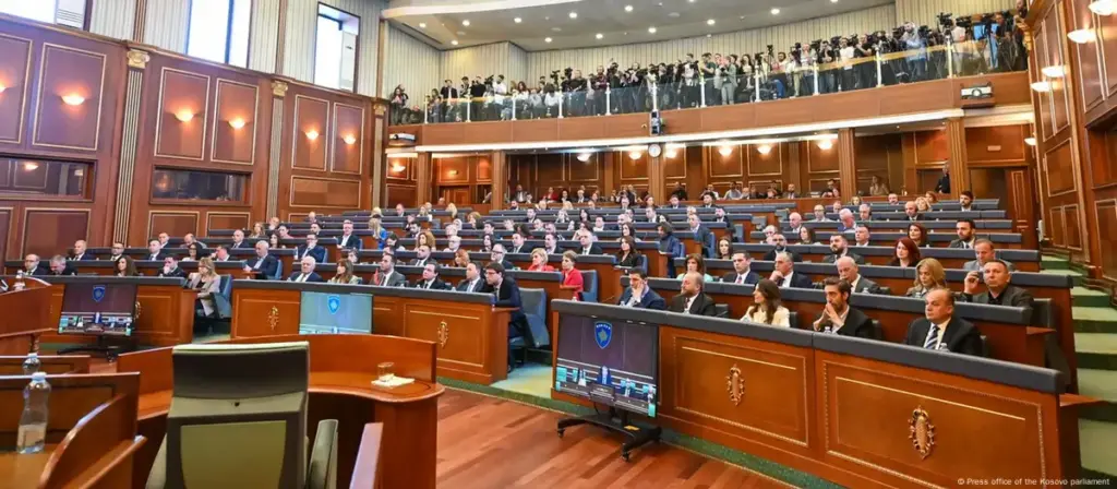 Was the Kosovo Assembly's regulations violated by postponing the session to 20:00 PM?