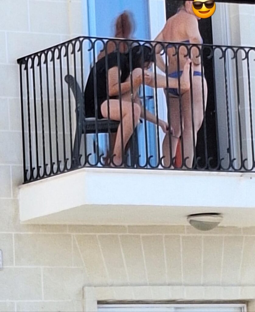 Tourists of quality shaving in privacy of balcony 😃😃😃