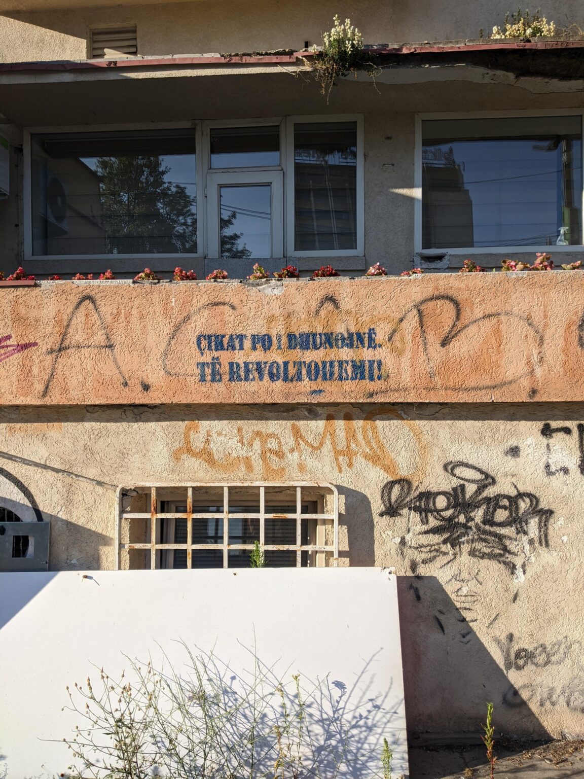 Help me understand this graffiti!