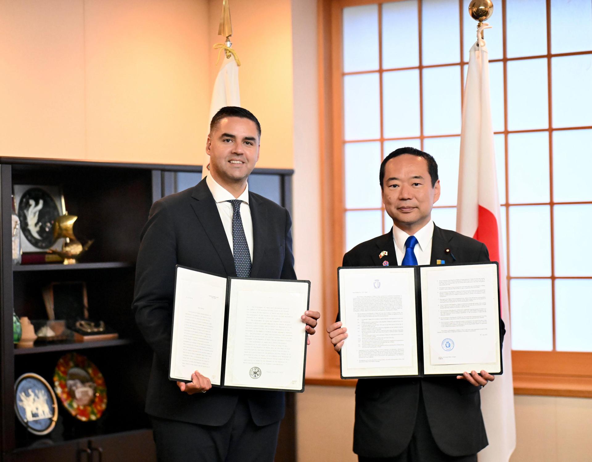 Borg and Fujii after signing the agreement. Photo: Ministry for Foreign Affairs