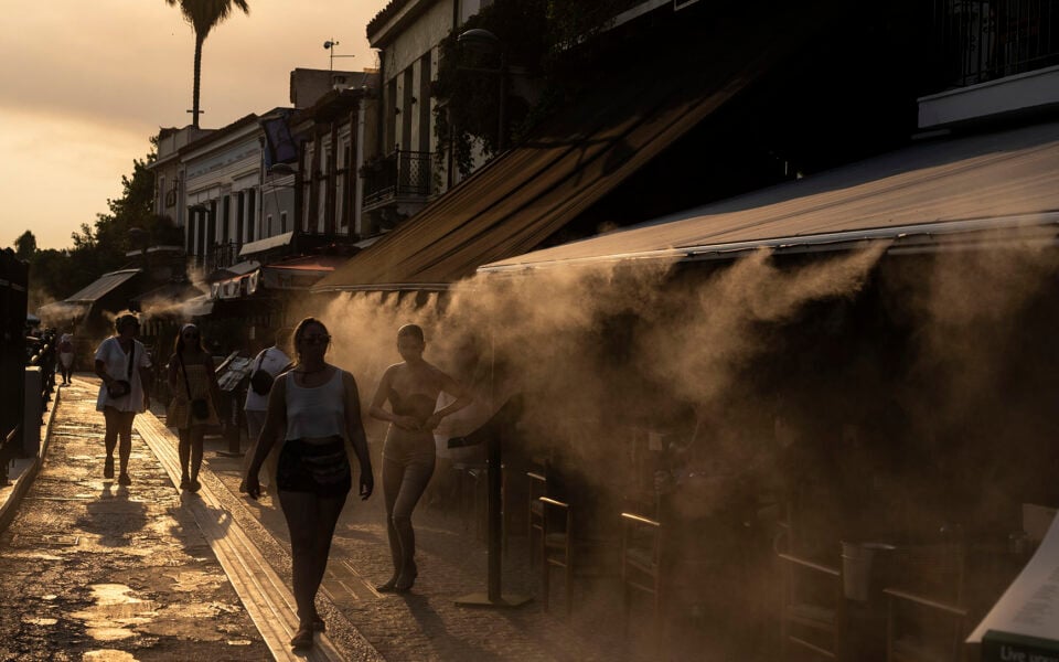 Scorching heatwave grips Greece, no relief until Thursday