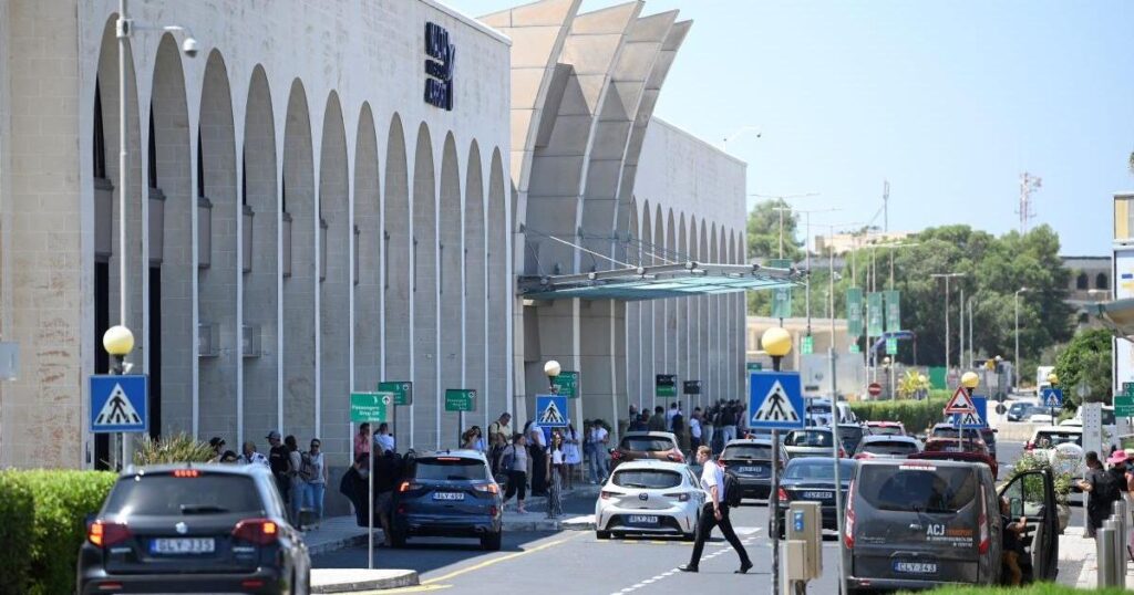 New airport pick-up point for ride-hailing cabs (eCabs, Bolt, Uber, ...)