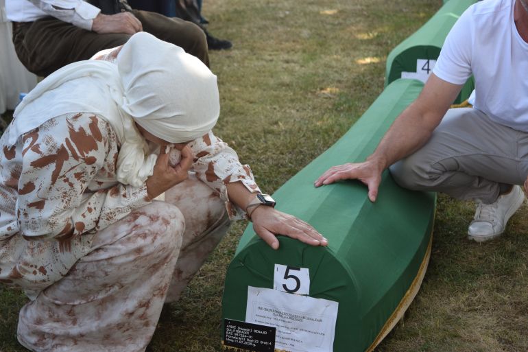 A woman mourns the burial of her loved one [Urooba Jamal/Al Jazeera]