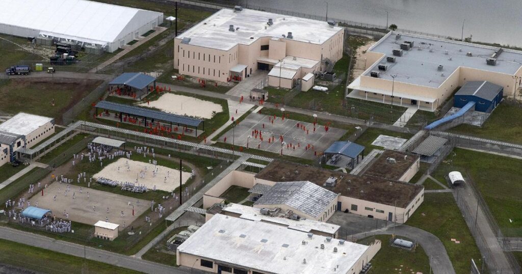 Two Italians held in the Migrant Center in Florida, one of the two: "We are in a cage"