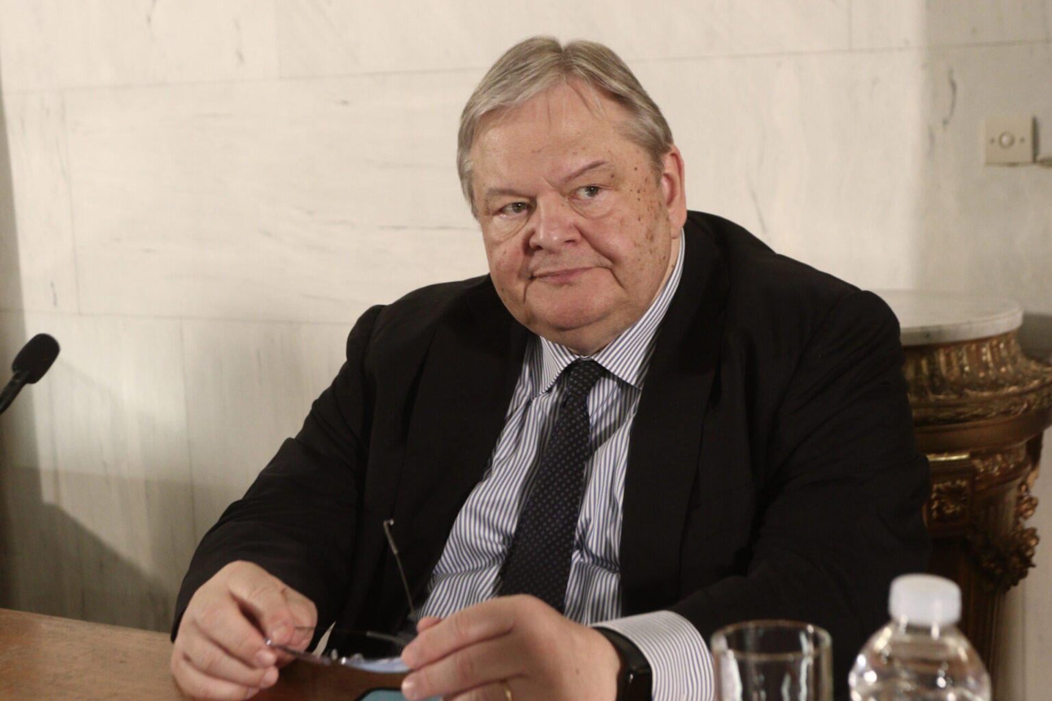 Eu. Venizelos against New Democracy: Parliament's Extreme and Institutions