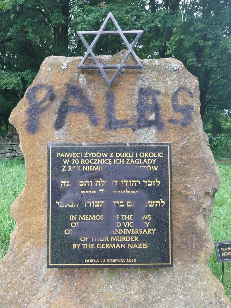 Defaced Jewish tombstone in Polish cemetary (Phoot: Jacek Koszczan) המצבה שהושחתה בצלב קרס