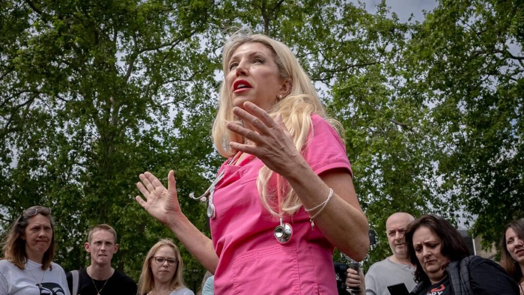 Doctor's concerns that a conspiracy theorist influenced her daughter's refusal of cancer treatment, an inquest heard