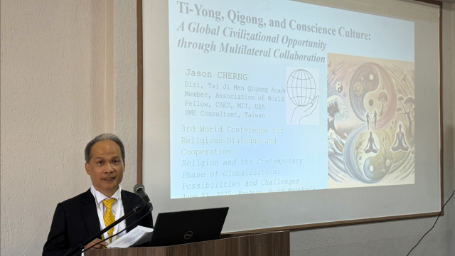 Jason Cherng presents his paper.